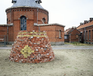 in-situ sculpture made from 1000 recycled bricks. 2,00 x 2,20 x 2,20 m