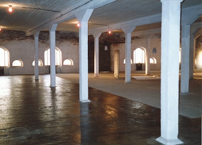 part of the installation 'Villa Doorsparen', 2001
Z.t. (partly varnished concrete floor) 2001