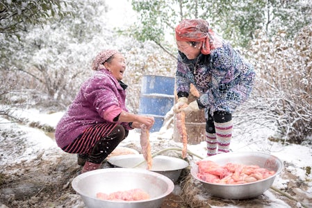 Twee vrouwen legen darmen ter voorbereiding van chukchuk